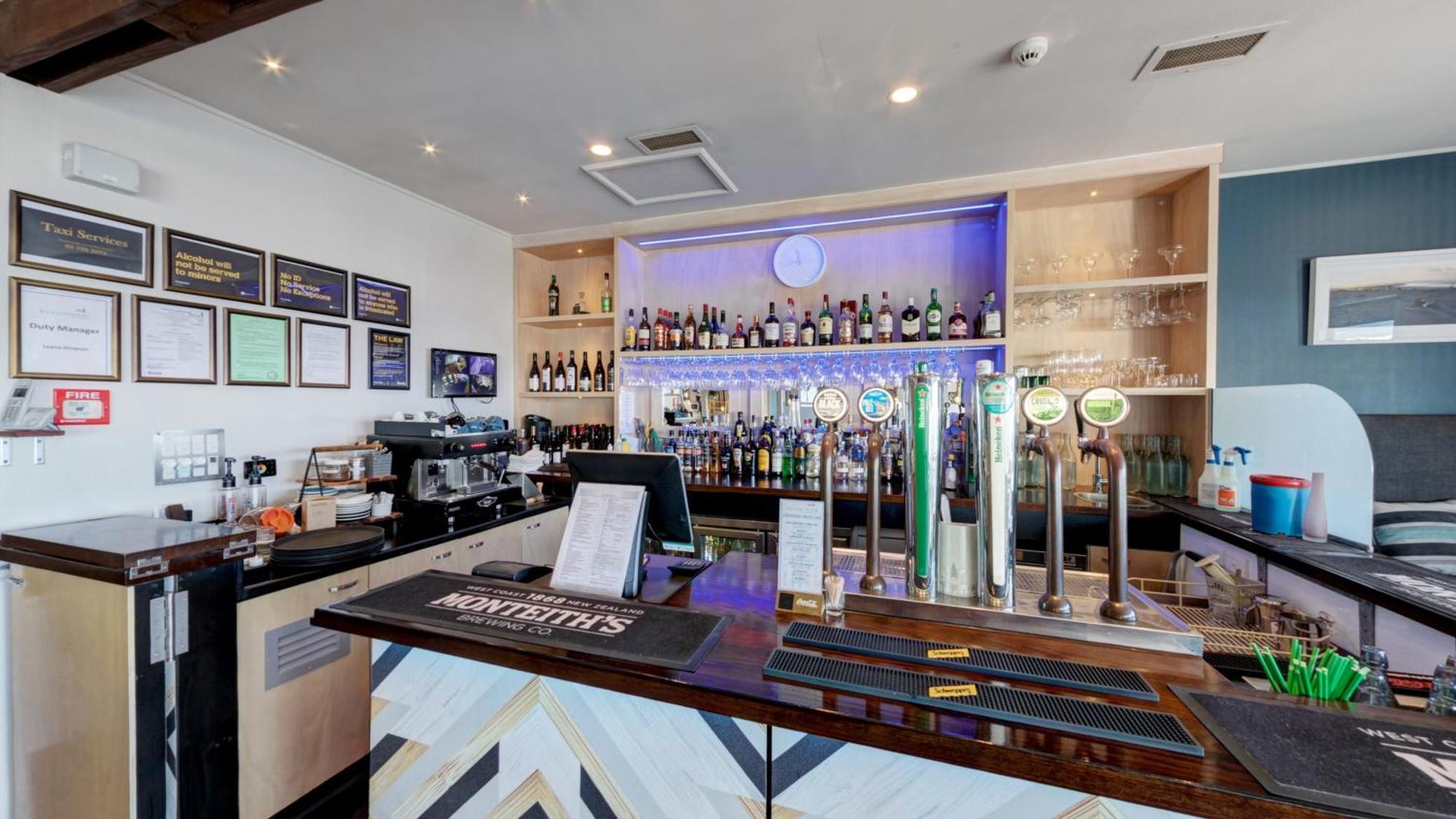 Beachfront Hotel Hokitika Exterior photo